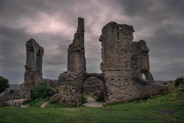 Dorset, İngiltere 'deki Corfe Kalesi harabeleri.