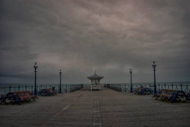 Dorest, İngiltere 'de bulutlu bir günde Swannage Rıhtımı