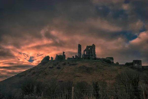 Die Sonne Geht Hinter Den Ruinen Von Schloss Corfe Dorset — Stockfoto