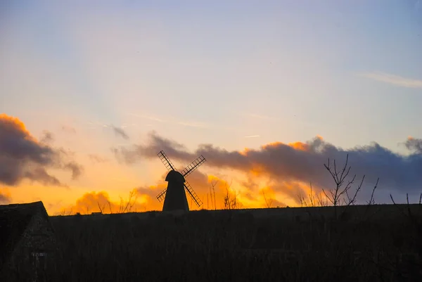 Die Silhouette Der Rotingdischen Windmühle Bei Sonnenuntergang — Stockfoto