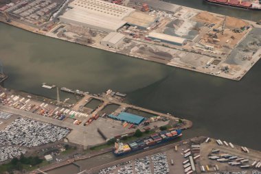 Essex 'teki Thames Nehri' ne bir kargo gemisi yanaştı.