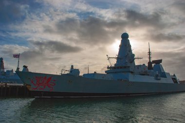 HMS Dragon (D35), Birleşik Krallık 'ın Portsmouth şehrinde demirlemiş bir Kraliyet Donanma tipi 45 destroyeridir.