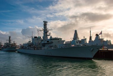 Kraliyet Donanma Fırkateyni HMS Lancaster (F229) Portsmouth, İngiltere 'de demirledi.