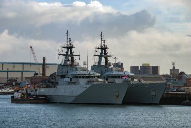 Kraliyet Donanması Offshore Devriye gemileri Portsmouth Deniz Üssü, İngiltere 'ye yanaştı.
