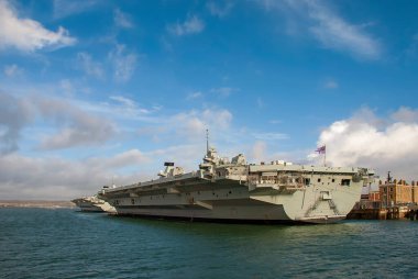 Kraliyet Donanma uçak gemileri HMS Queen Elizabeth ve Galler Prensi Portsmouth, İngiltere 'ye demirledi.