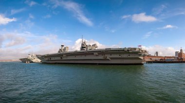 Kraliyet Donanma uçak gemileri HMS Queen Elizabeth ve Galler Prensi Portsmouth, İngiltere 'ye demirledi.
