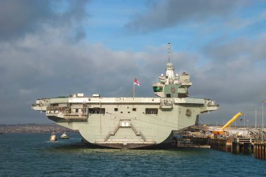 Kraliyet Donanma uçak gemisi HMS Prince of Wales (RO9) Portsmouth, İngiltere 'ye yanaştı.