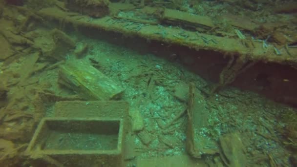 Handvuurwapens Een Scheepsruim Truk Lagoon Micronesië — Stockvideo