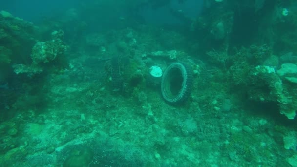 Ein Fahrzeugrad Das Auf Einem Schiffswrack Der Truk Lagune Mikronesien — Stockvideo