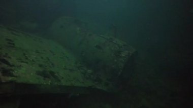 Truk Lagoon, Mikronezya 'daki enkazda uçak parçaları ve silahlar bulundu.