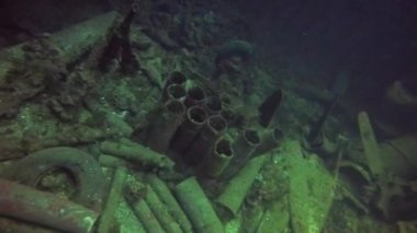 Truk Lagoon, Mikronezya 'daki enkazda uçak parçaları ve silahlar bulundu.