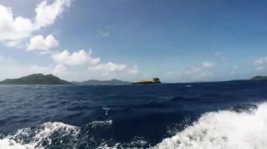 Mikronezya 'daki Truk Lagününden hızla geçiyoruz.