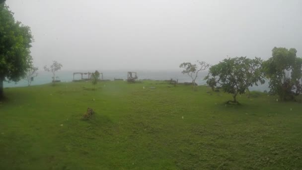 密克罗尼西亚特鲁克湖伊顿岛上空的一场热带暴雨 — 图库视频影像