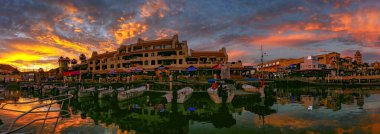 Cabo San Lucas, Meksika 'da, yat limanında alevli bir gün batımı.