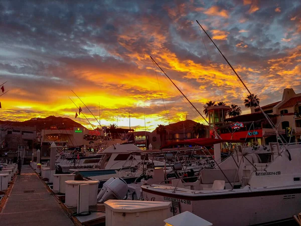 在墨西哥卡波圣卢卡斯的码头上空升起了烈焰般的落日 — 图库照片