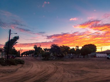 Meksika 'da Baja California' nın Pasifik kıyısındaki Adolfo Lopez Mateos 'ta alevli bir günbatımı