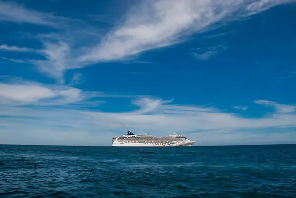 Cruise Ship Horizon Pacific Ocean — Stock Photo, Image