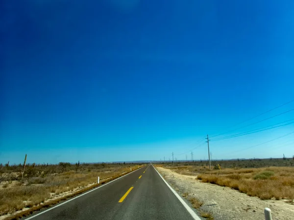 墨西哥下加利福尼亚沙漠中一条长长的笔直的公路 — 图库照片