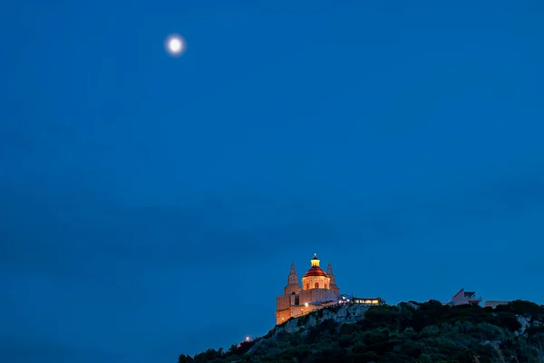 夕方の光の中でマルタのメレヤ教区教会 — ストック写真