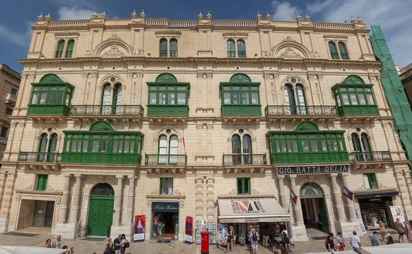 Zewnątrz Dużego Budynku Mieszczącego Kilka Sklepów Przy Deptaku Valletta Malta — Zdjęcie stockowe
