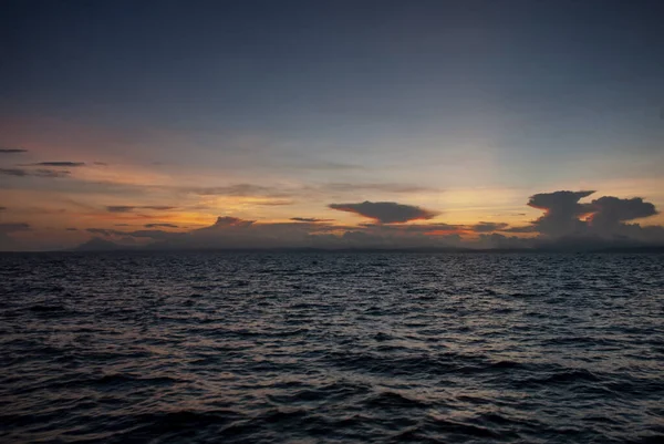 フィリピンのセブ近くのマラパスクア島の日没 — ストック写真