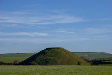 Wiltshire 'daki Silbury Tepesi Avrupa' nın en büyük tarih öncesi tepelerinden biridir.