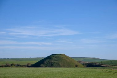 Wiltshire 'daki Silbury Tepesi Avrupa' nın en büyük tarih öncesi tepelerinden biridir.