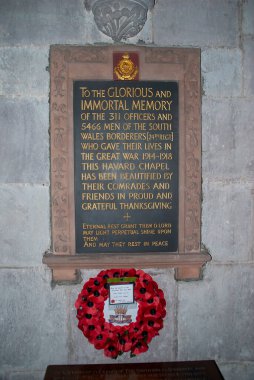 Galler, Powys 'deki Harvard Brecon Katedrali Kilisesi' nin içinde.