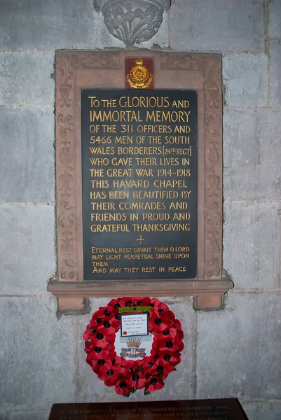 Galler, Powys 'deki Harvard Brecon Katedrali Kilisesi' nin içinde.