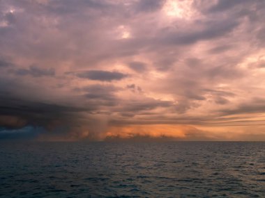 Filipinler 'deki Malapascua Adası üzerinde çarpıcı bir günbatımı gökyüzü