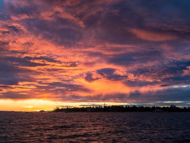Filipinler 'deki Malapascua Adası üzerinde çarpıcı bir günbatımı gökyüzü
