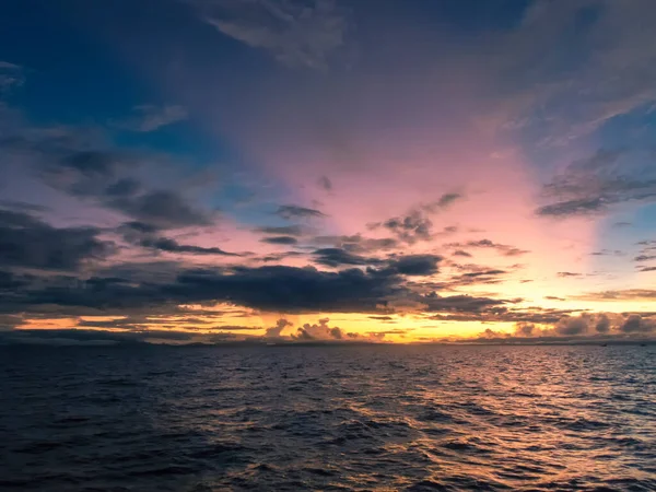 フィリピンのマラパスクア島の素晴らしい夕日の空 — ストック写真