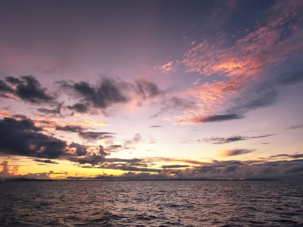 フィリピンのマラパスクア島の素晴らしい夕日の空 — ストック写真