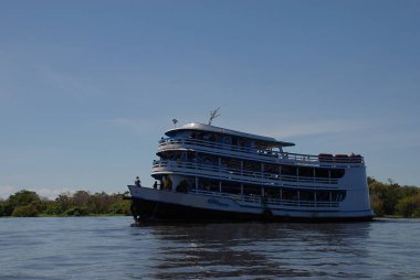 Brezilya 'daki Manaus Limanı' ndan turist götüren bir Amazon Nehri teknesi..