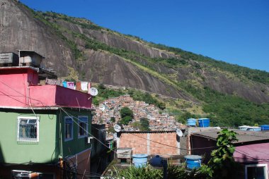 Rio de Janeiro, Brezilya 'nın dışındaki dik bir tepenin yamacında bir kenar mahalle.