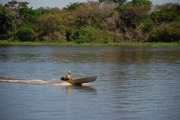 Aldeão Viajando Longo Rio Amazonas Perto Manaus Barco Motor — Fotografia de Stock