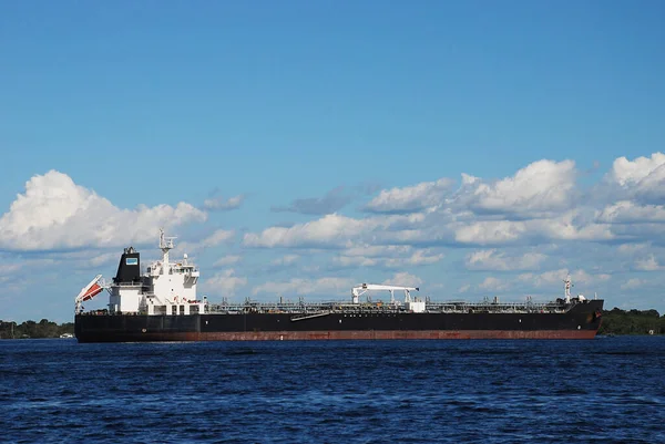 ブラジルのリオ ネグロのマナウス港の石油タンカーの船尾 — ストック写真