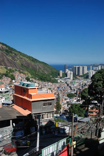 ブラジルのリオデジャネイロ郊外の急な丘の中腹にあるファヴェーラ — ストック写真