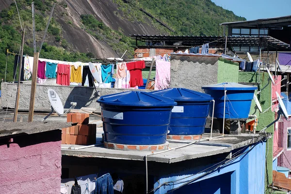 Tanques Água Telhado Uma Casa Uma Favela Encosta Uma Colina — Fotografia de Stock