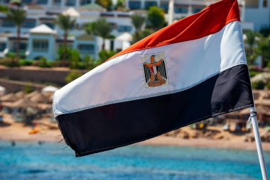 Kızıl Deniz 'de dalış teknesinde dalgalanan bir Mısır bayrağı.