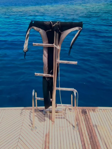 Une Combinaison Humide Séchant Soleil Arrière Bateau Plongée Dans Mer — Photo