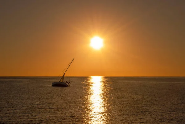 Sunrise Red Sea Silhouette Abandoned Boat Port Ghalib Egypt — Stock Photo, Image