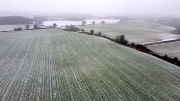 英国サフォーク州全域にわたる雪の光のカバーのドローン映像 — ストック動画