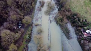 Suffolk, İngiltere 'de sağanak yağmurdan sonra bir nehrin kıyılarının insansız hava aracı görüntüleri patladı.