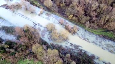 Suffolk, İngiltere 'de sağanak yağmurdan sonra bir nehrin kıyılarının insansız hava aracı görüntüleri patladı.