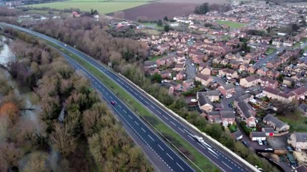 英国サフォークの村の隣を通過する二重通路上の交通のドローン映像 — ストック動画