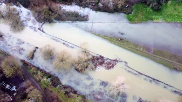 英国サフォークで大雨が降った後の川の堤防のドローン映像 — ストック動画