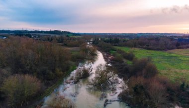 Suffolk, İngiltere 'de sağanak yağıştan sonra Gipping Nehri' nin insansız hava aracı fotoğrafı.