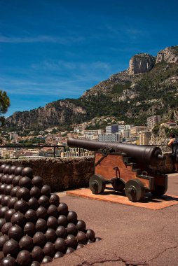 Monako 'daki Prensler Sarayı' ndan dışarı bakan surlardaki toplar.