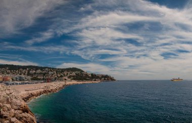 Sarı bir feribot Fransa 'nın güney kıyısında Nice limanına yaklaşıyor.